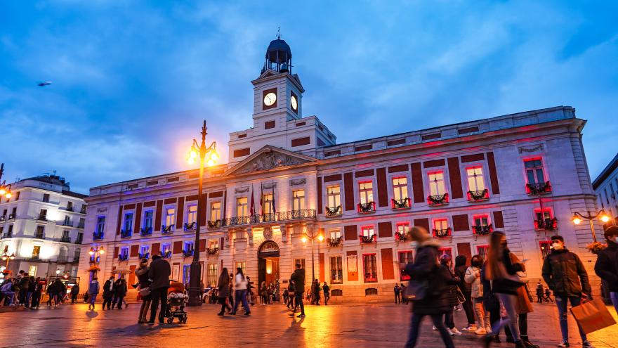Fotografía de la fachada iluminada