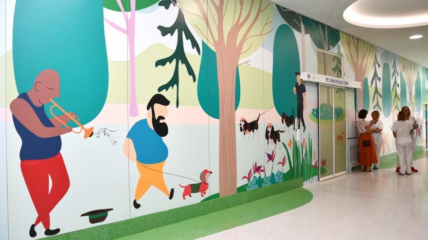 Imagen de la nueva decoración del pasillo de la primera planta del Hospital Niño Jesús