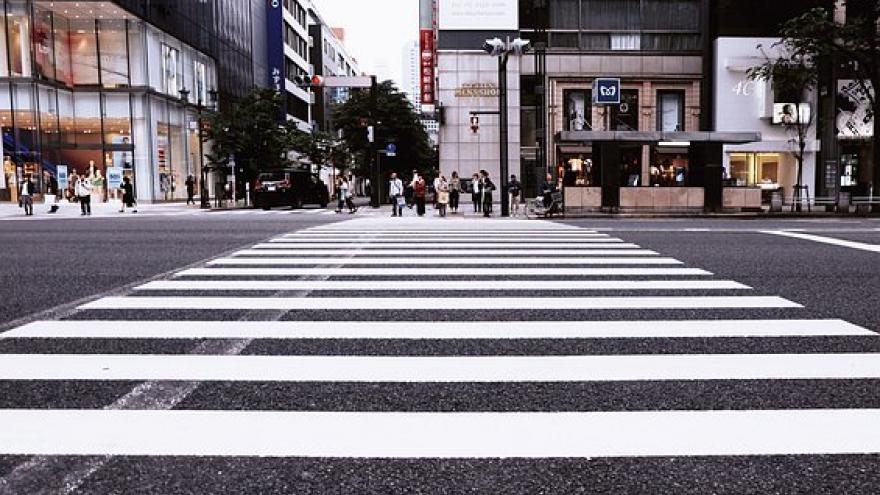 Paso de peatones de una calle de ciudad