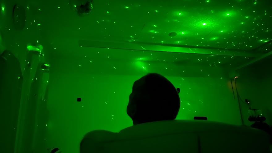 Sala Snoezelen con imágenes de estrellas