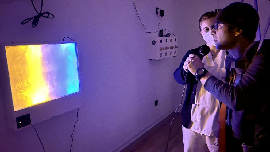 Personas en una sala Snoezelen 