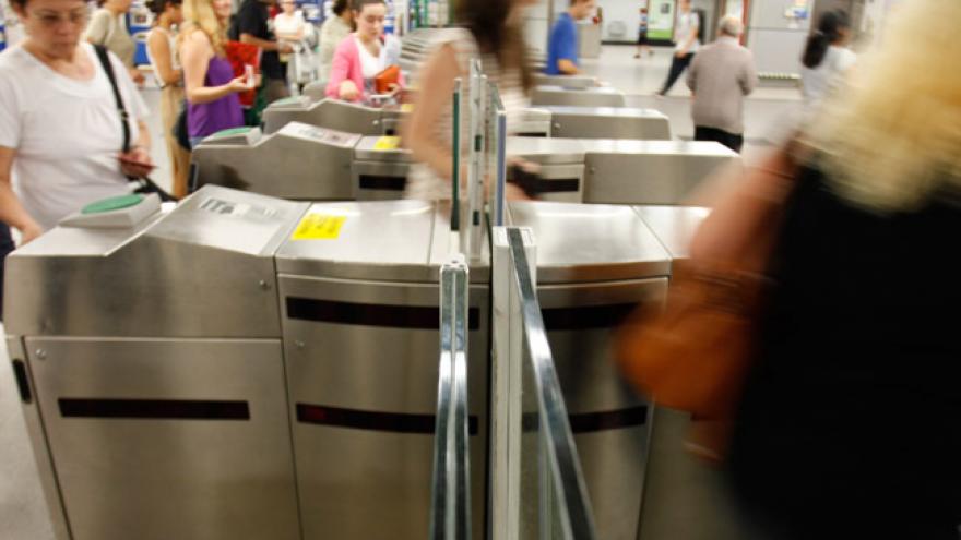 Gente pasando por los torniquetes de una estación de Cercanías