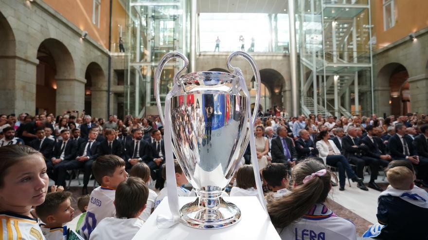 Copa de la Champions en la Real Casa de Correos