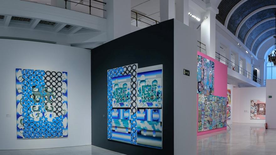 Exposición de cuadros en una sala de museo