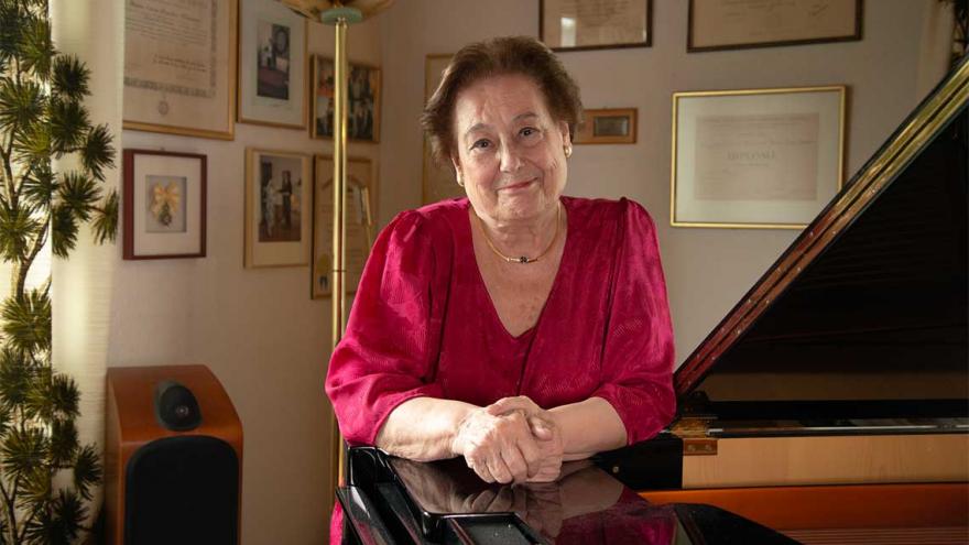 M Luisa Cantos