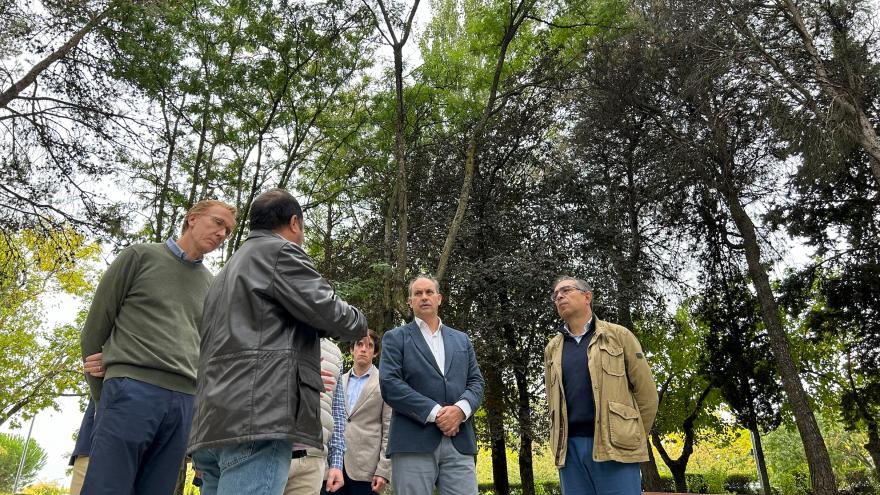 Miguel López-Valverde en Colmenar Viejo comprobando el sistema de IA para la gestión de zonas verdes