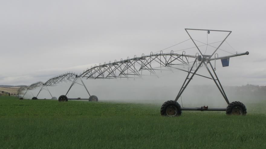 Primer plano de pivot regando un campo de cultivo