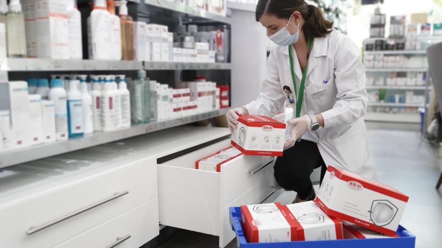 Una farmaceutica con unas mascarillas