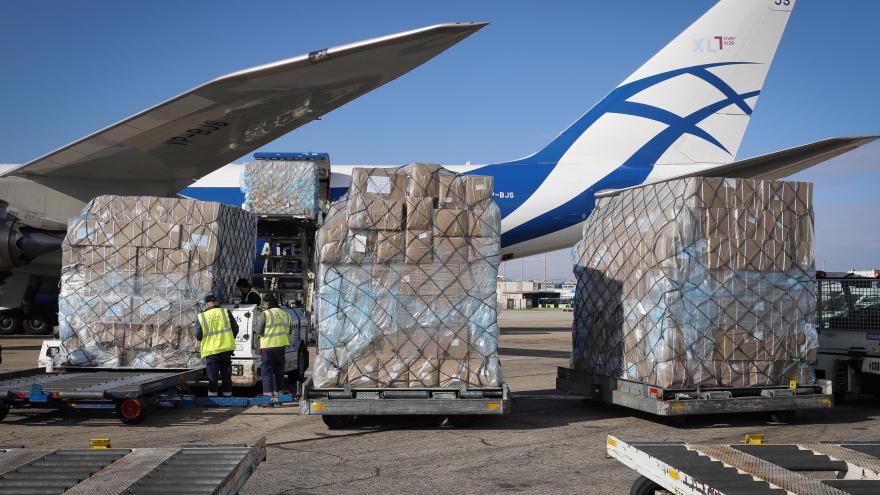 113 toneladas de material sanitario a bordo de un tercer avión