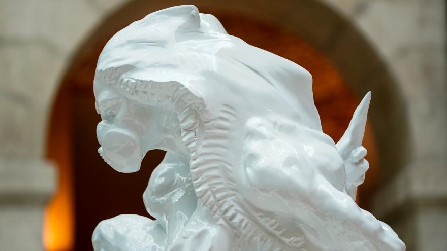 Escultura de los Héroes del COVID-19 en la Real Casa de Correos