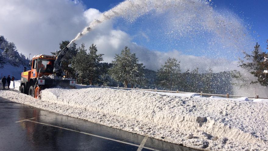 Turbofresa trabajando retirando nieve