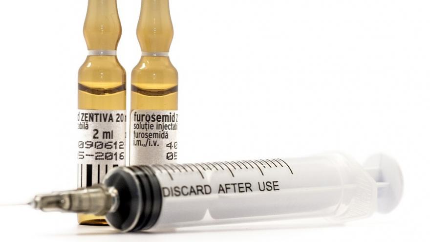 Ampollas y jeringa con medicamentos