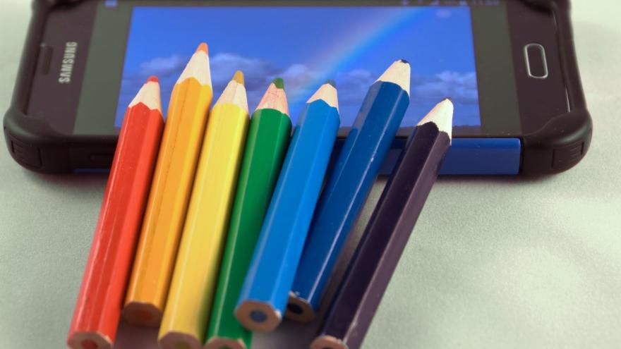Imagen de unos lapiceros de colores sobre un teléfono móvil