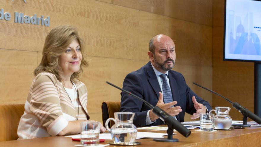 Pedro Rollán, vicepresidente, consejero de Presidencia y portavoz del Gobierno, comparece en rueda de prensa junto a Engracia Hidalgo, consejera de E