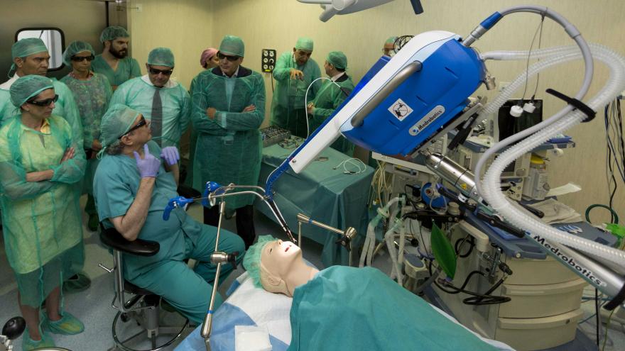 Enrique Ruiz Escudero con el primer sistema de cirugía robótica flexible de España