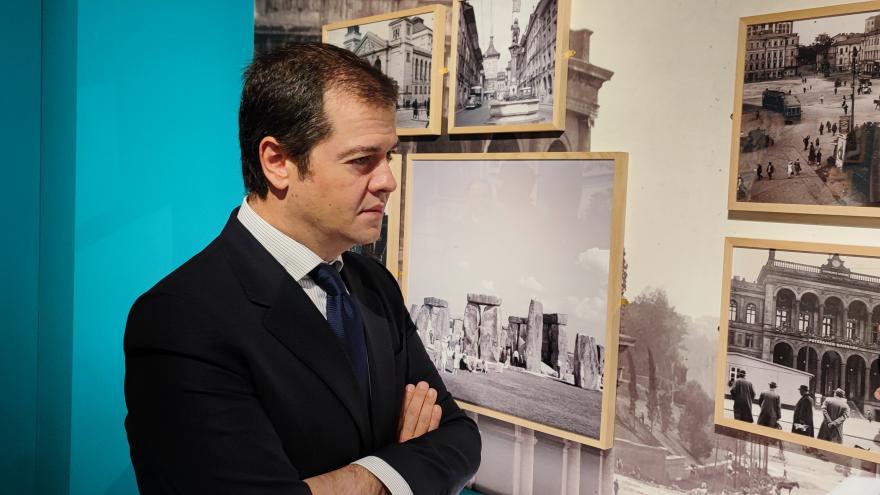 El viceconsejero Luis Martín durante la inauguración de la exposición Viaje con nosotros