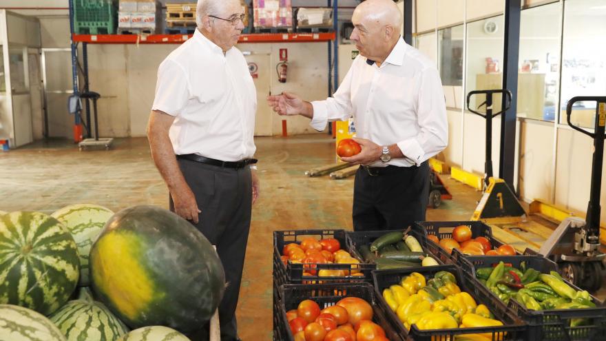 El director gerente del IMIDRA ha hecho entrega al presidente de Banco de Alimentos de productos cultivados en sus fincas