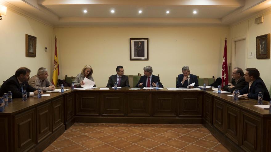 Angel Garrido con los alcaldes reunido