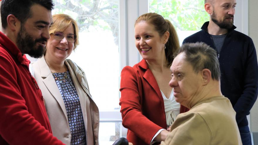 La consejera Ana Dávila durante su visita a las instalaciones del Centro Integral de Discapacidad Envera