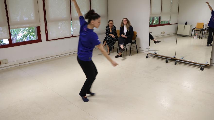 La consejera Ana Dávila durante su visita a la Escuela de Animación
