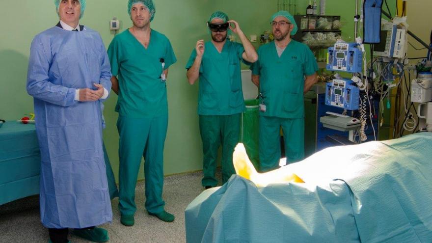 Ruiz Escudero durante la visita al hospital