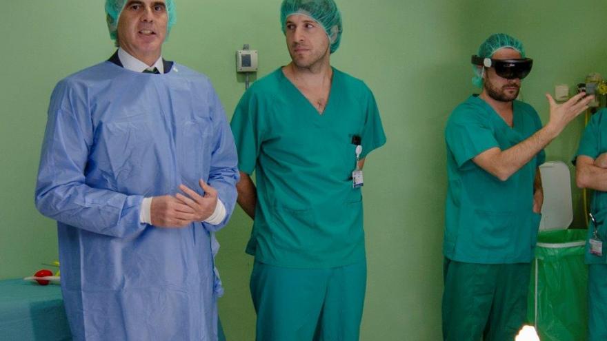 Ruiz Escudero durante la visita al hospital