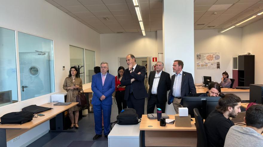 El consejero Miguel López-Valverde en el Centro de Supercomputación y Visualización de la Universidad Politécnica de Madrid