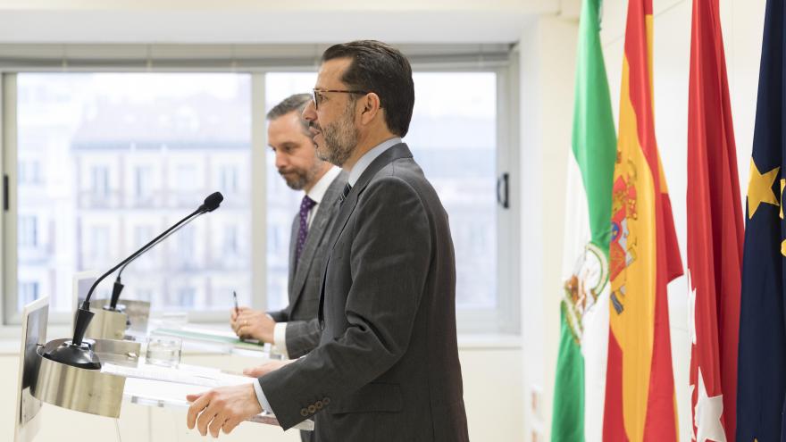 Javier Fernández-Lasquetty y el consejero de Hacienda, Industria y Energía de Andalucía, Juan Bravo