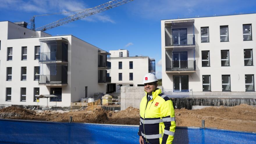 Rodrigo visita en Aranjuez las obras de una nueva promoción del Plan Vive El consejero Jorge Rodrigo durante su visita a las obras
