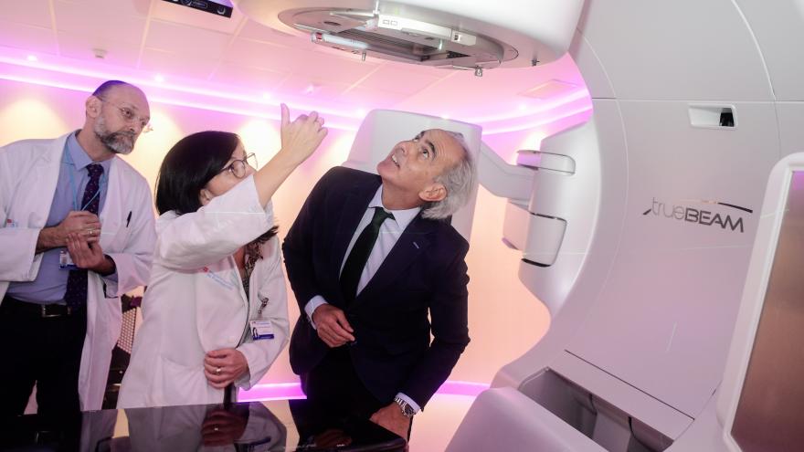 Enrique Ruiz Escudero visita el Hospital de Fuenlabrada para comprobar el funcionamiento del acelerador