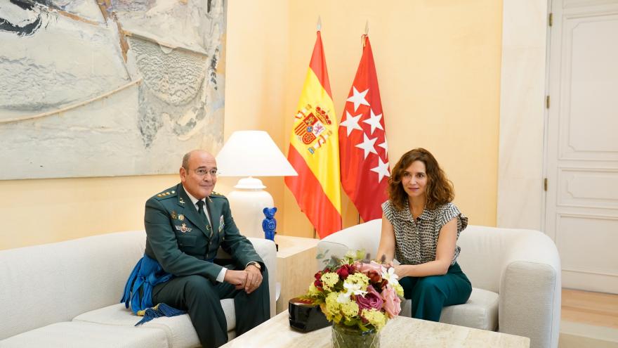 La presidenta Isabel Díaz Ayuso durante su reunión con el Coronel Jefe de la Comandancia de la Guardia Civil de Madrid, Diego Pérez de los Cobos