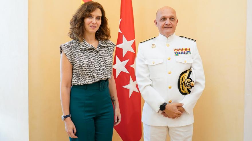 La presidenta Isabel Díaz Ayuso durante su reunión con el AJESAT de la Armada, Juan María Ibáñez Martín 