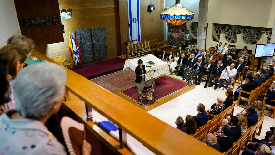 La presidenta participa en un acto en la sinagoga de la capital en memoria de los fallecidos y por la libertad de los secuestrados