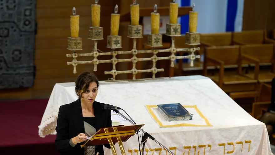 La presidenta participa en un acto en la sinagoga de la capital en memoria de los fallecidos y por la libertad de los secuestrados