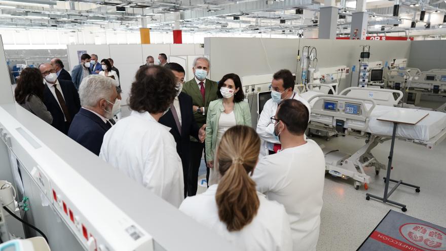 Isabel Díaz Ayuso visita, junto a Apostolos TziTzikostas, el Hospital Enfermera Isabel Zendal