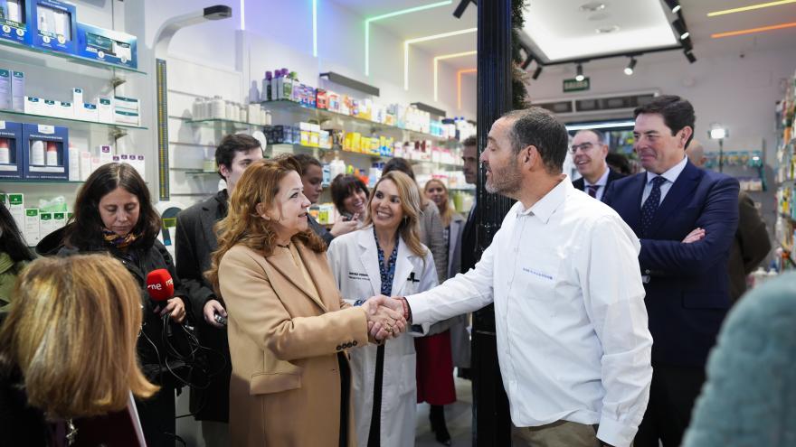 La consejera Fátima Matute durante la visita a una de las oficinas de farmacia 
