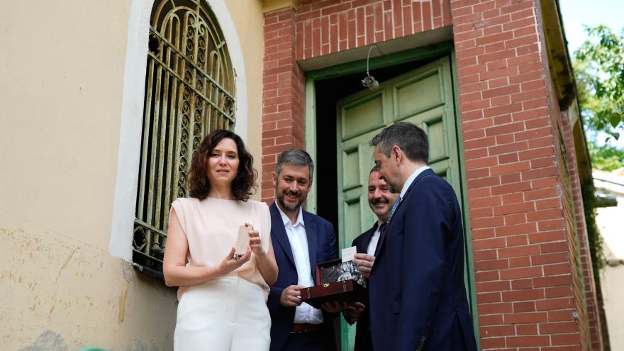 Díaz Ayuso visita Velintonia La presidenta Isabel Díaz Ayuso durante su visita a Velintonia