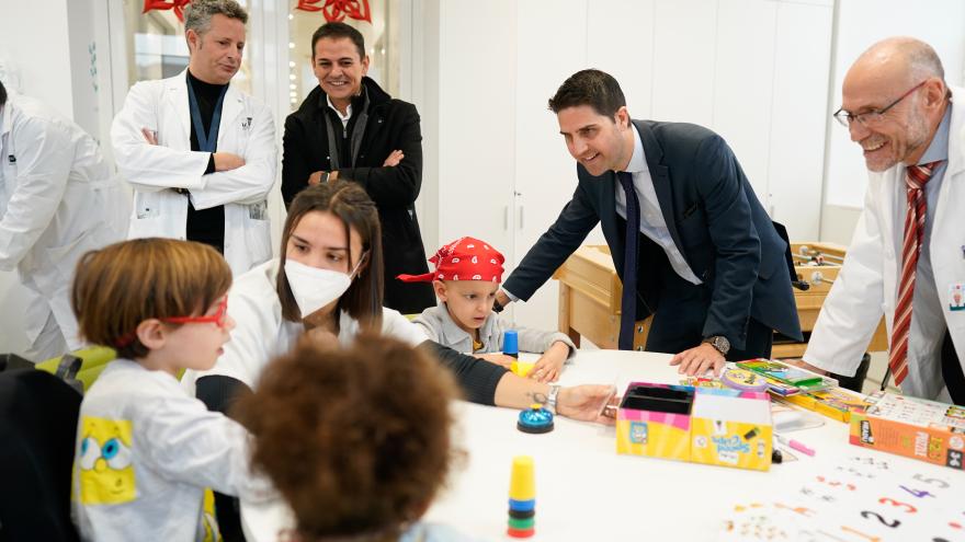 El consejero Emilio Viciana durante su visita al Hospital Niño Jesús