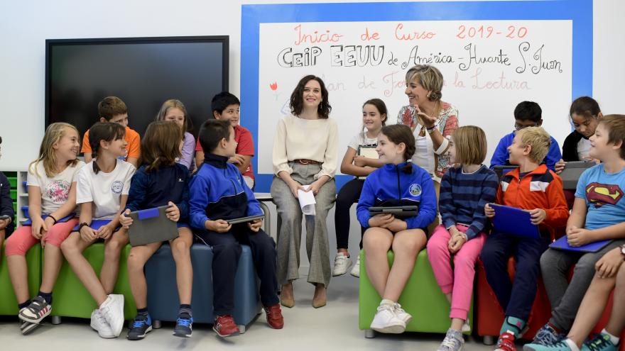 Isabel Díaz Ayuso durante la visita