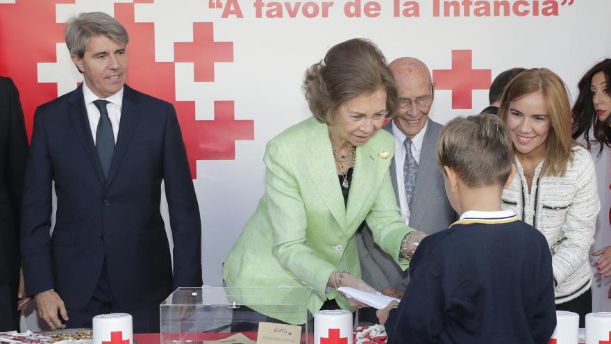 Ángel Garrido acompaña a S.M. la Reina Doña Sofía en la cuestación del Día de la Banderita de Cruz Roja