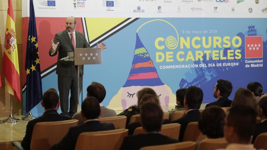 Pedro Rollán ha entregado hoy en la Real Casa de Correos los premios del concurso escolar de carteles sobre la UE
