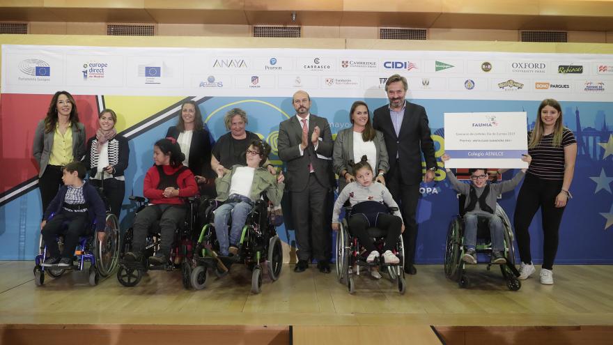 Pedro Rollán ha entregado hoy en la Real Casa de Correos los premios del concurso escolar de carteles sobre la UE