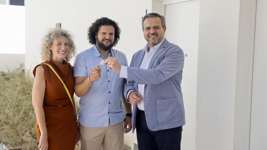 El consejero Jorge Rodrigo durante la entrega en Getafe de las llaves de nuevas viviendas del Plan Vive