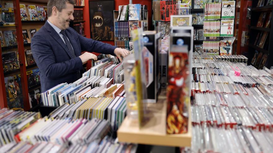 De Paco Serrano visita la Librería Elektra El consejero Mariano de Paco Serrano durante su visita a la Librería Elektra