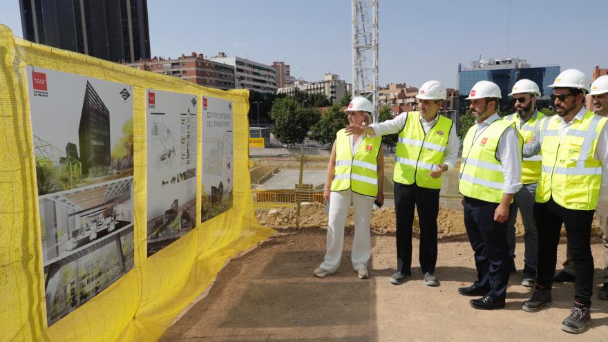 Pedro Rollán supervisando la marcha de las obras de construcción de la nueva sede de Metro de Madrid