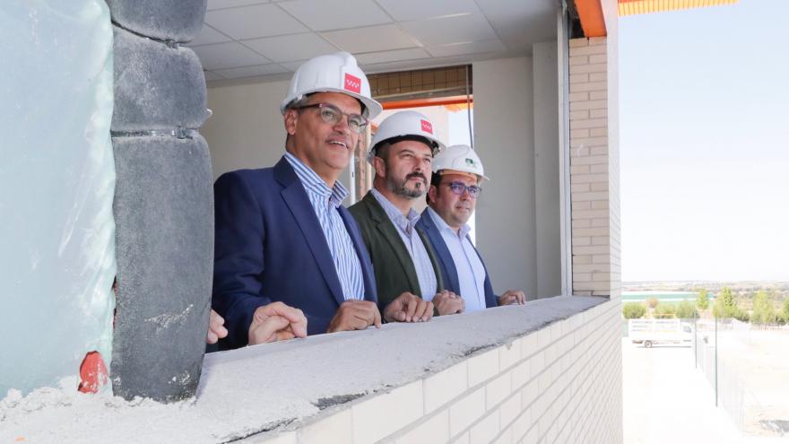 Pedro Rollán visita las obras de construcción del nuevo instituto bilingüe Isabel la Católica 