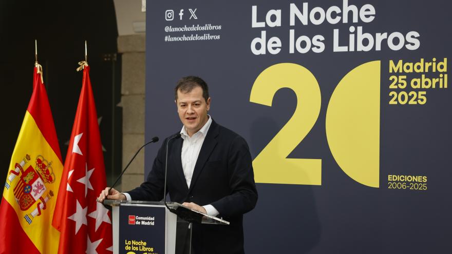 El viceconsejero Luis Martín durante la presentación de La Noche de los Libros