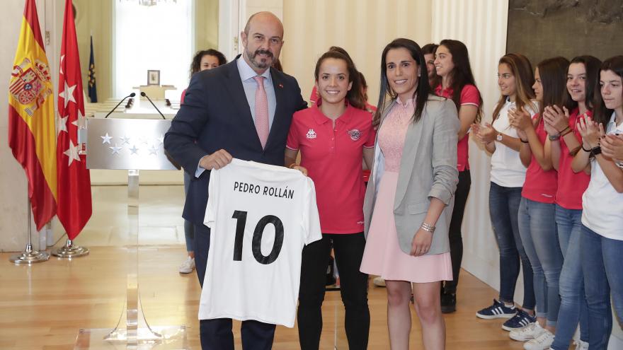 El presidente en funciones de la Comunidad de Madrid, Pedro Rollán, ha recibido hoy en la Real Casa de Correos a las jugadoras y el equipo técnico del Club Deportivo Tacón tras su reciente ascenso a la Liga Iberdrola