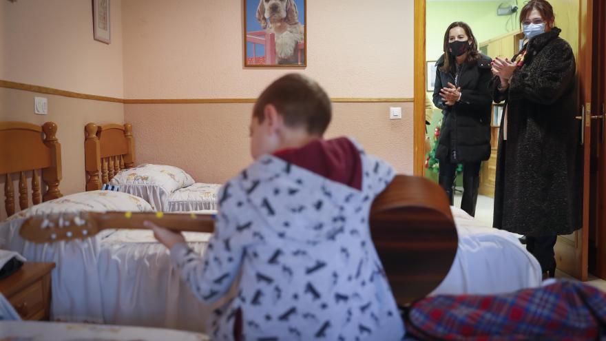La consejera de Presidencia, Eugenia Carballedo, durante un momento de su visita a la residencia-hogar Villa Paz en Pozuelo de Alarcón
