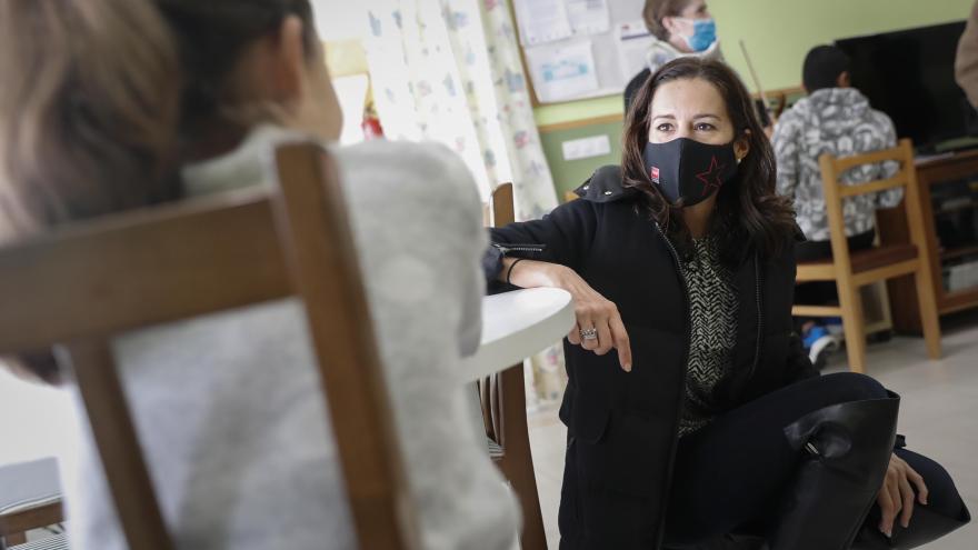 La consejera de Presidencia, Eugenia Carballedo, durante un momento de su visita a la residencia-hogar Villa Paz en Pozuelo de Alarcón